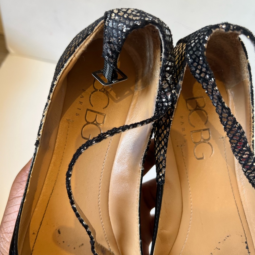 BCBG Paris Black Snakeskin Flats - Picture 4 of 7